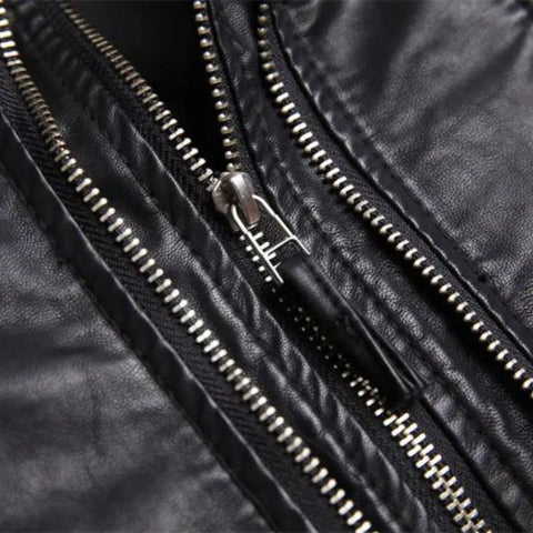 Jaqueta de Couro Preta com Detalhes em Metal - Ecológico