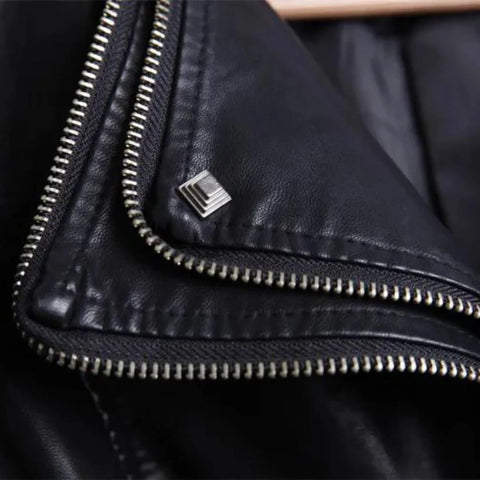 Jaqueta de Couro Preta com Detalhes em Metal - Ecológico