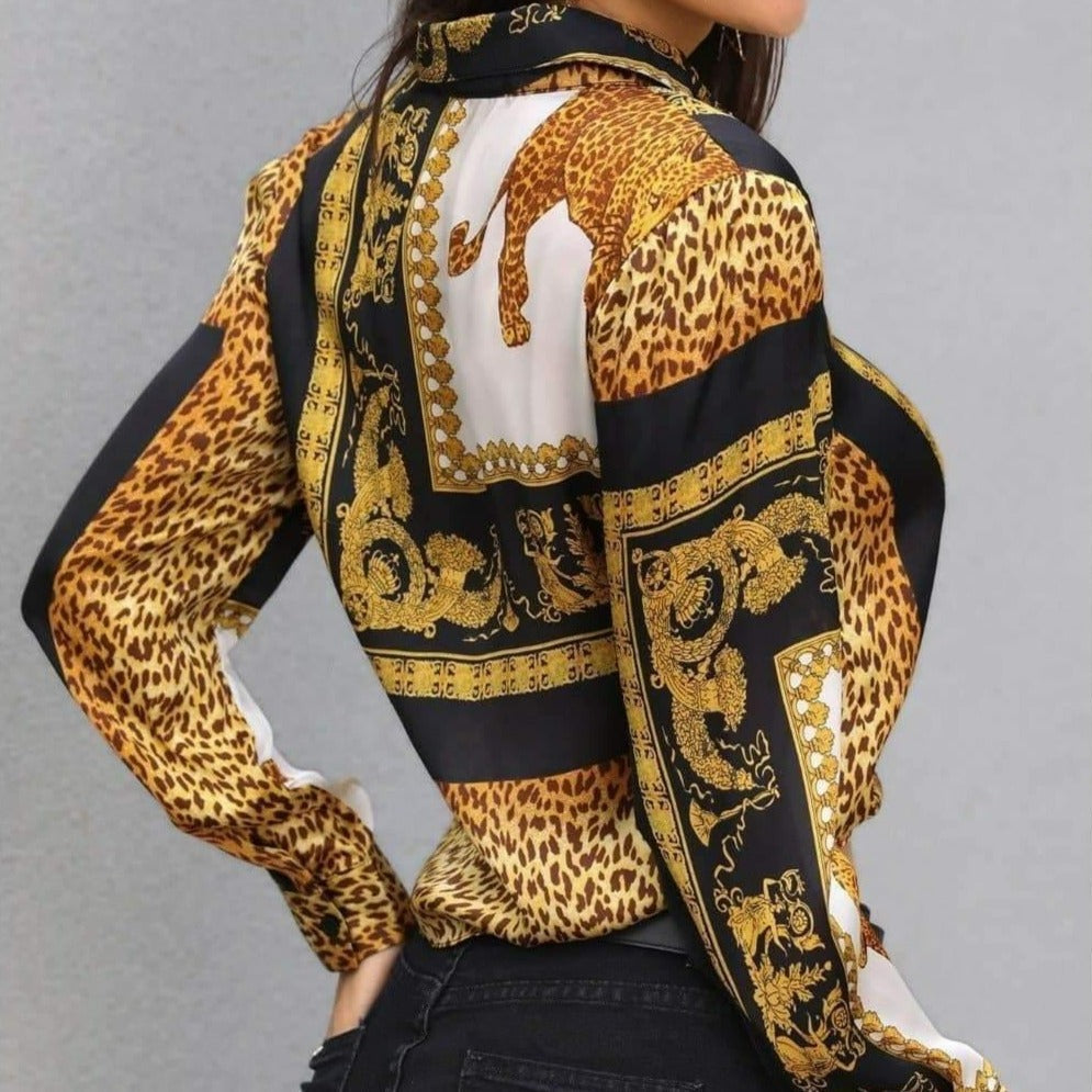 Camisa Seda Animal Print  Versace você encontra na Sua Boutique por apenas  ! Com Frete Grátis para todo Brasil, podendo parcelar em até 10X Sem Juros! Alé,m disso ganhe 10% OFF no PIX! 